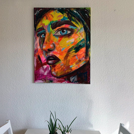 Bild eines Frauengesichtes gemalt auf Leinwand in Rot, lila, gelb Tönen
